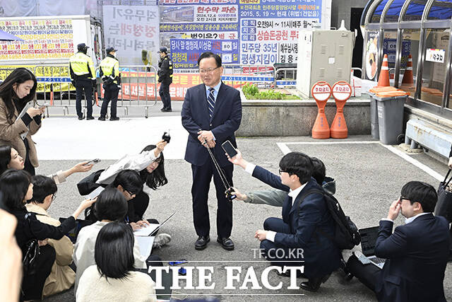 6.3 지방선거 대구광역시장 출마를 선언한 김 전 총리가 후보 면접에 참석하기 위해 민주당사로 입장하고 있다.