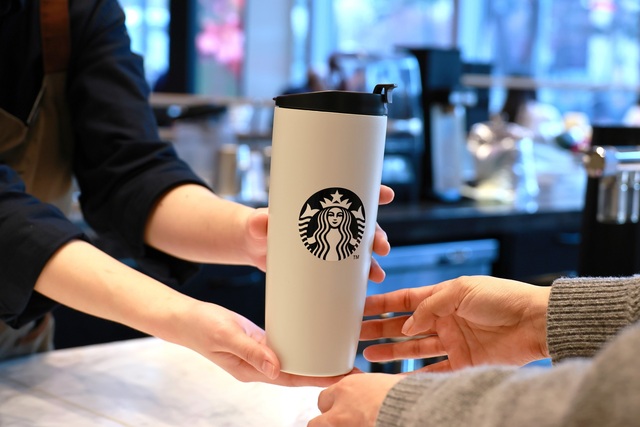 스타벅스가 오는 22일 지구의 날을 기념해 개인 컵 사용 장려를 위한 '개인 컵 스탬프 챌린지'를 10일까지 진행한다. /스타벅스 코리아