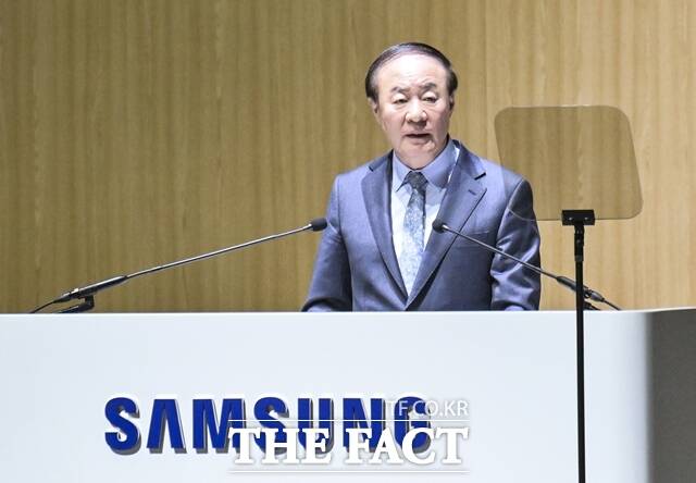 전영현 삼성전자 대표이사 부회장 겸 DS부문장이 지난달 18일 경기 수원 수원컨벤션센터에서 열린 제57기 삼성전자 정기 주주총회에서 인사말을 하고 있다. /임영무 기자