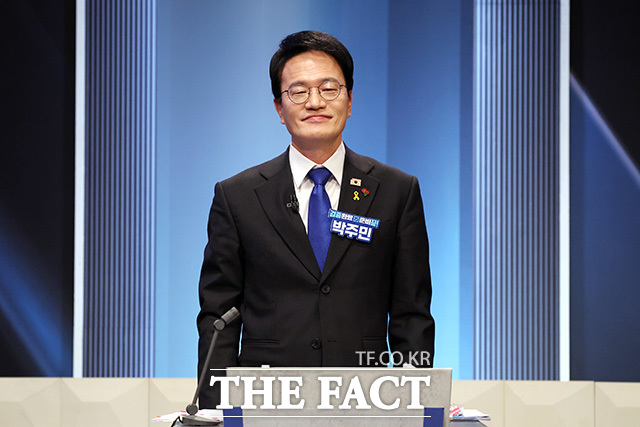 더불어민주당 전현희, 정원오, 박주민 서울시장 예비후보(왼쪽부터)가 3일 오후 서울 여의도 KBS 스튜디오에서 열린 더불어민주당 서울시장 본경선 후보자 2차 합동토론회에서 기념촬영을 하고 있다. /국회사진기자단