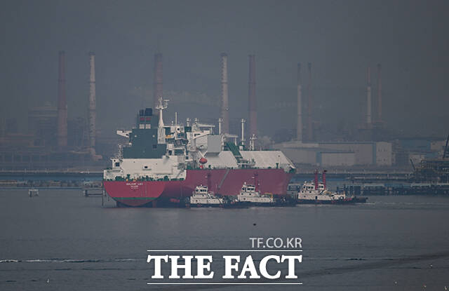 정부가 원유 위기경보를 '주의'에서 '경계'로 격상한 가운데 3일 오전 전남 여수시 원유부두에 적막감이 감돌고 있다. /남해=박헌우 기자