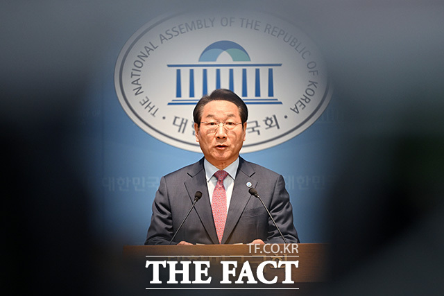 기자회견 열고 발어하는 유 시장.