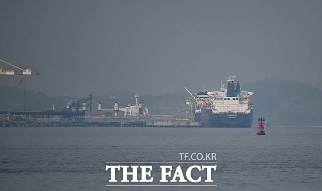 정부가 원유 위기경보를 '주의'에서 '경계'로 격상한 가운데 3일 오전 전남 여수시 원유부두에 적막감이 감돌고 있다. /남해=박헌우 기자