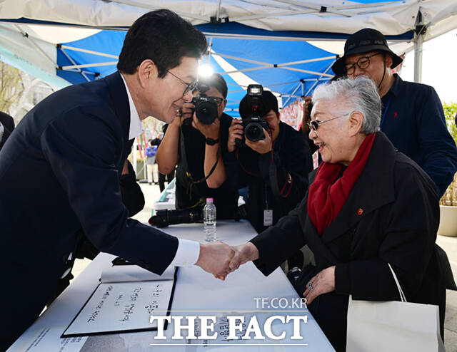 정원오 더불어민주당 서울시장 예비후보가 3일 오후 서울 종로구 송현광장에 마련된 '제주 4.3 제78주년 희생자 추모재'에 참석해 희생자들을 기리며 추모한 뒤 유족을 만나 위로하고 있다.