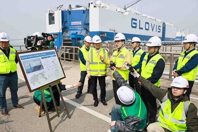 여한구 산업통상부 통상교섭본부장(오른쪽 네번째)이 3일 평택당진항 기아차 전용부두를 방문해 중동 전쟁 장기화에 따른 수출 물류 애로 사항을 점검했다. /산업통상부
