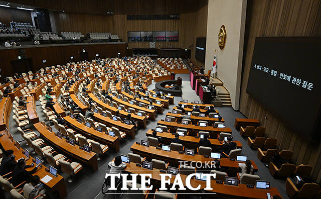 우원식 국회의장이 의사봉을 두드리고 있다.