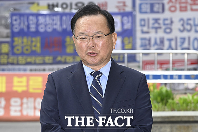 6.3 지방선거 대구광역시장 출마를 선언한 김부겸 전 국무총리가 3일 오전 서울 여의도 더불어민주당사에서 열리는 광역단체장 후보 면접에 앞서 취재진의 질문에 답하고 있다. /송호영 기자