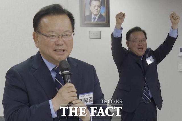 대구시장 출마를 선언한 김부겸 전 국무총리가 3일 오전 서울 여의도 더불어민주당 중앙당사에서 열린 후보자 면접에서 파이팅을 외치고 있다. /여의도=김민지 기자