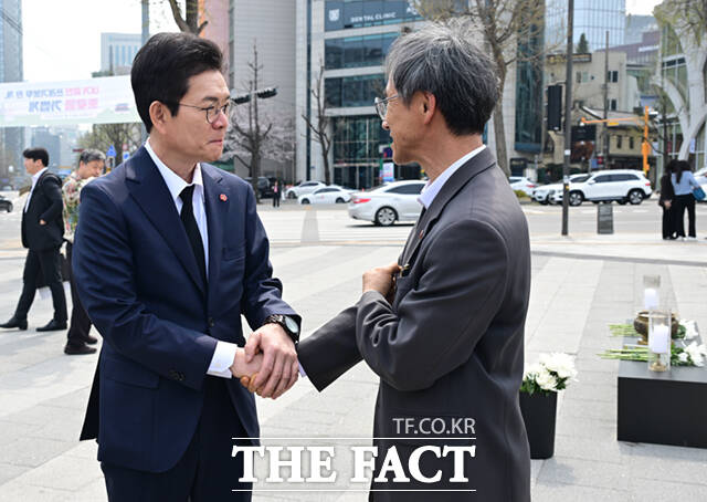 정원오 더불어민주당 서울시장 예비후보가 3일 오후 서울 종로구 송현광장에 마련된 '제주 4.3 제78주년 희생자 추모재'에 참석해 희생자들을 기리며 추모한 뒤 유족을 만나 위로하고 있다.