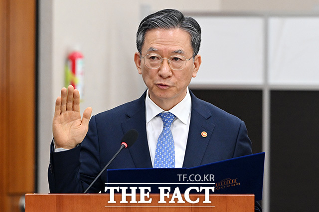 선서하는 정성호 법무부 장관.