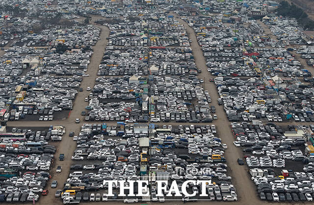 여한구 산업통상부 통상교섭본부장은 3일 평택당진항을 방문해 주요 물류사, 자동차 업계와 함께 자동차 수출입 물류현장을 점검하고 중동 전쟁 장기화에 따른 수출 물류 동향과 대응방안을 논의했다. 사진은 지난달 11일 인천 연수구 송도 중고차 수출단지에 수출되지 못한 중고차들이 적체돼 있는 모습. /인천=박상민 기자