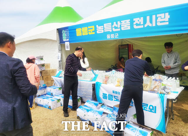 울릉군이 제64회 경북도민체전을 맞아 3일부터 이틀간 경북도청 천년의 숲에서 우산고로쇠 및 농·수특산물 전시·판매 홍보 부스를 운영해 인기를 끌고 있다. /김성권 기자