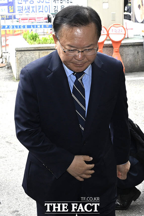 6.3 지방선거 대구광역시장 출마를 선언한 김 전 총리가 후보 면접에 참석하기 위해 민주당사로 입장하고 있다.