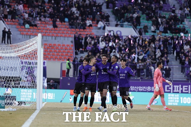 '연고지 더비'를 이어온 FC서울을 상대로 반전을 노리는 FC안양 선수들./K리그