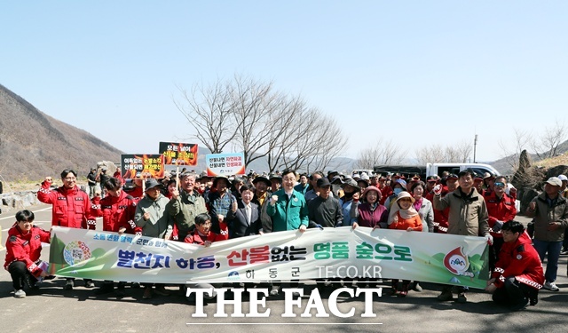 지난해 대형 산불로 훼손된 하동군 옥종면 두양리 두방재 일원에서 나무심기 행사 후 참석자들이 기념 촬영을 하고 있다. /하동군