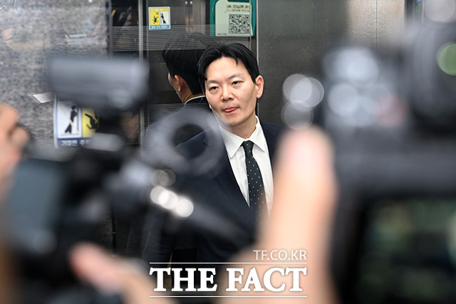 국조특위 전체회의 퇴장 후 입장 밝히는 박상용 검사.