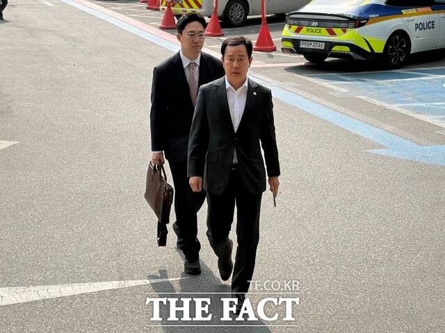 서울 마포경찰서는 3일 오전 10시 이상원 마포구의원을 참고인 신분으로 불러 조사했다. 사진은 이상원 의원 출석 모습. /이예리 기자