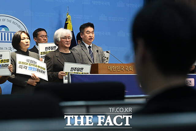 최혁진 무소속 의원(가운데)이 3일 오전 서울 여의도 국회에서 대법원장 탄핵소추안 발의 촉구 기자회견을 열고 발언하고 있다. /국회=서예원 기자