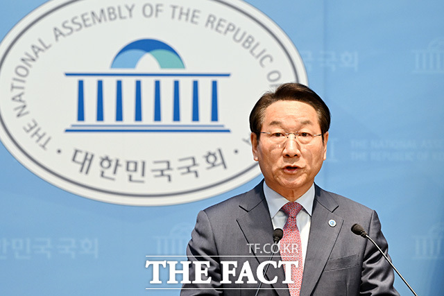 기자회견 열고 발어하는 유 시장.