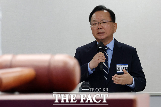 이날 공천 심사 면접에 참석한 김부겸 전 총리가 포부를 밝히고 있다. /송호영 기자