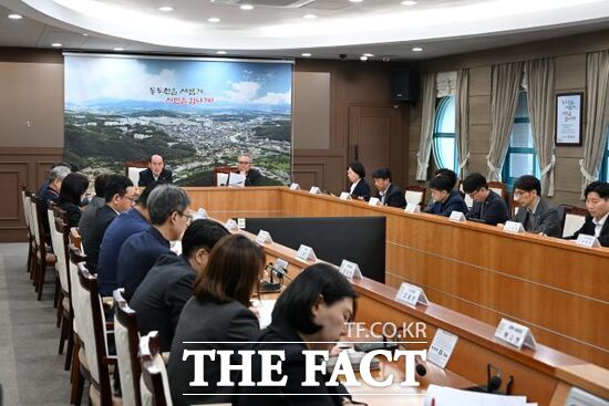 경기 동두천시가 1일 시청 상황실에서 ‘소요산 확대개발 사업 추진 계획 보고회(7차)’를 개최하고 사업별 추진 계획을 점검하고 있다. /동두천시