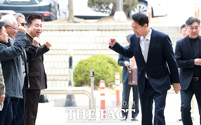 공판 출석위해 법원에 도착한 오세훈 서울시장. /사진공동취재단