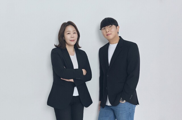 카카오엔터는 최근 고정희 대표(사진 왼쪽부터)를 선임하고, 기존 장윤중 대표와 공동 대표 체계를 구축했다. 두 공동대표는 향후 IP와 플랫폼 간의 시너지 창출과 글로벌 성과 발굴에 집중할 예정이다. /카카오엔터