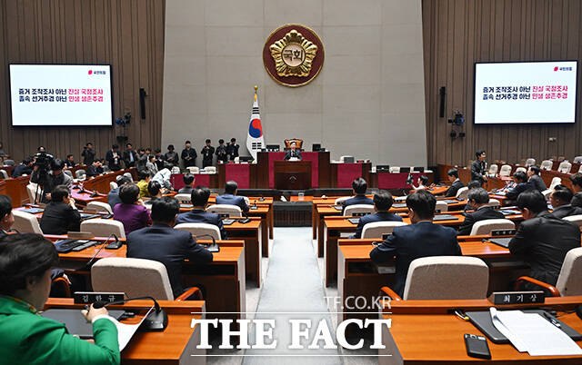 국민의힘 일각에선 '대안 없는 개헌 반대는 오히려 독이 될 수 있다'라는 비판 섞인 목소리가 나온다. 사진은 송언석 국민의힘 원내대표가 지난 2일 국회에서 열린 의원총회에서 모두발언을 하는 모습. /남용희 기자