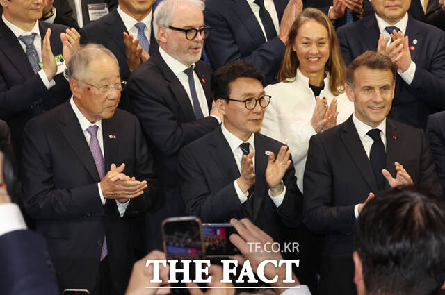 김민석 국무총리와 에마뉘엘 마크롱 프랑스 대통령을 비롯한 주요 경제계 인사들이 3일 서울 여의도 FKI 컨퍼런스센터에서 열린 한-프랑스 경제계 미래대화 폐회식에서 기념촬영을 하고 있다.