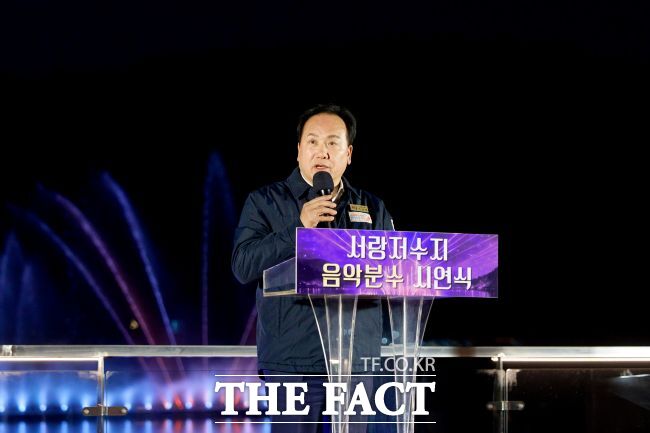 이권재 오산시장이 서랑저수지 음악분수 시연회에서 인사말을 하고 있다. /오산시