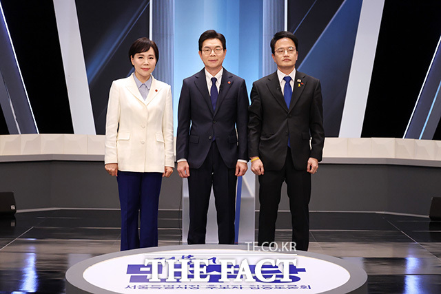 더불어민주당 전현희, 정원오, 박주민 서울시장 예비후보(왼쪽부터)가 3일 오후 서울 여의도 KBS 스튜디오에서 열린 더불어민주당 서울시장 본경선 후보자 2차 합동토론회에서 기념촬영을 하고 있다. /국회사진기자단