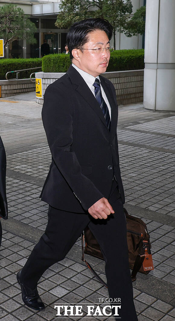 횡령 혐의로 1심에서 무죄와 공소기각을 선고받은 '김건희 집사' 김예성 씨가 3일 서울 서초구 서울고등법원에서 열린 항소심 결심 공판을 마친 뒤 법원을 나서고 있다. /사진공동취재단