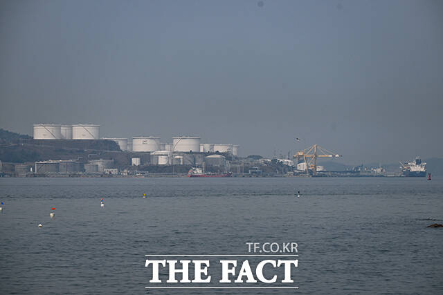 정부가 원유 위기경보를 '주의'에서 '경계'로 격상한 가운데 3일 오전 전남 여수시 원유부두에 적막감이 감돌고 있다. /남해=박헌우 기자