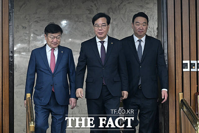 송언석 국민의힘 원내대표(가운데)가 3일 오전 서울 여의도 국회에서 열린 국민의힘 원내대책회의에서 모두 발언을 하고 있다. /국회=서예원 기자