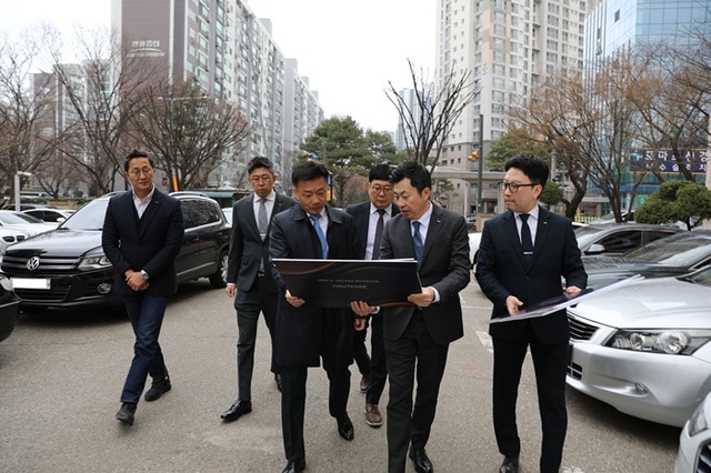 포스코이앤씨는 서울 서초구 신반포19·25차 재건축 입찰에 참여한다. 신반포19·25차 조합은 오는 10일 입찰을 마감한다. 사진은 신반포 19·25차 현장을 찾은 송치영 포스코이앤씨 사장(왼쪽에서 세 번째). /포스코이앤씨