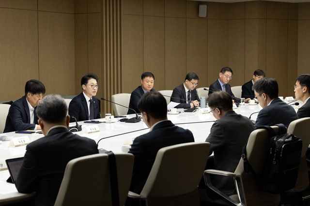 이호현 기후에너지환경부 2차관(정면 왼쪽 두번째)이 3일 대한상공회의소에서 '에너지절약을 위한 기업·경제단체 협력회의'를 주재하고 있다. /기후부