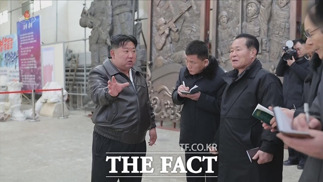 김정은 북한 국무위원장이 이달 중순 준공 예정인 러시아 파병군 추모 기념관 건설현장을 방문했다고 3일 조선중앙통신이 보도했다. 사진은 지난 1월 25일 추모 기념관 현지지도 했던 김 위원장 모습. /뉴시스, 조선중앙TV 갈무리