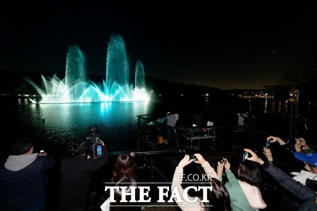 서랑저수지 음악분수 시연회가 열리고 있다. /오산시