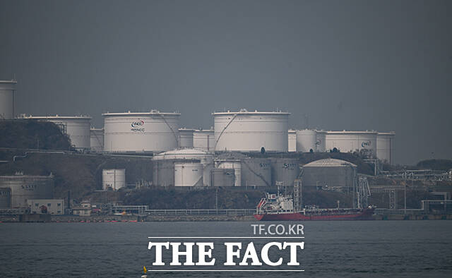 정부가 원유 위기경보를 '주의'에서 '경계'로 격상한 가운데 3일 오전 전남 여수시 원유부두에 적막감이 감돌고 있다. /남해=박헌우 기자