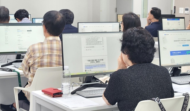 서울시가 '시니어 인턴십' 사업 참여기업을 모집 중이라고 5일 밝혔다. 사진은 비대면 사무보조원 인턴십 과정 모습. /서울시