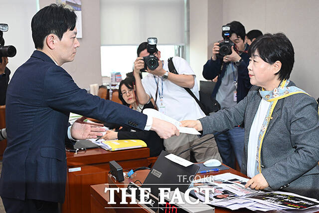 국조특위 전체회의 퇴장 후 입장 밝히는 박상용 검사.