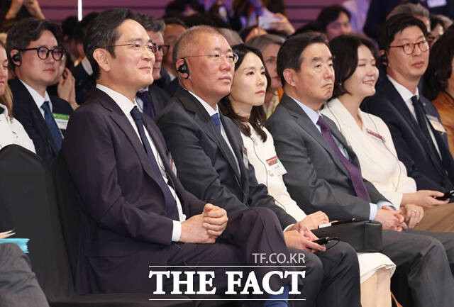 김민석 국무총리와 에마뉘엘 마크롱 프랑스 대통령을 비롯한 주요 경제계 인사들이 3일 서울 여의도 FKI 컨퍼런스센터에서 열린 한-프랑스 경제계 미래대화 폐회식에서 기념촬영을 하고 있다.