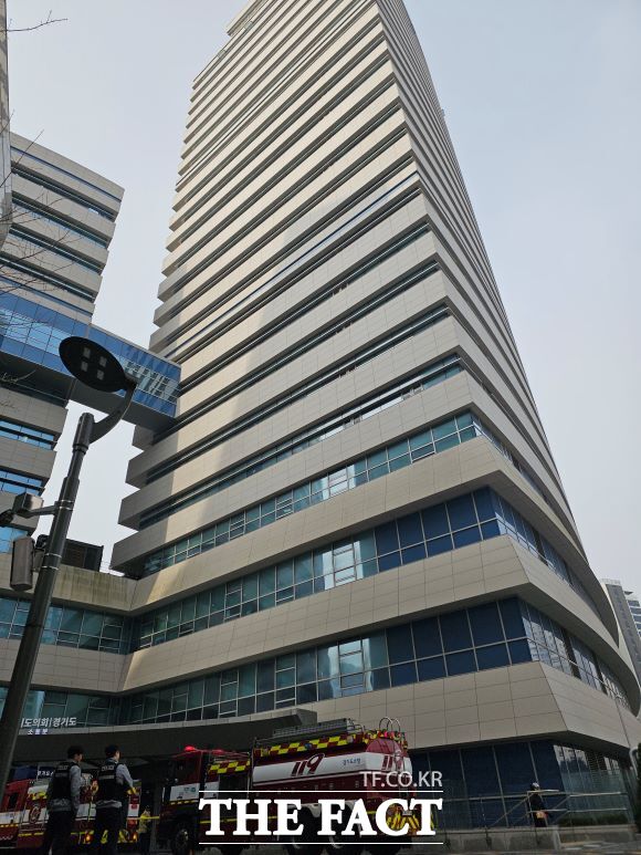 3일 오전 발생한 화재로 수원시 이의동 경기도 청사 앞에 소방 차량이 출동해 있다. /이승호 기자