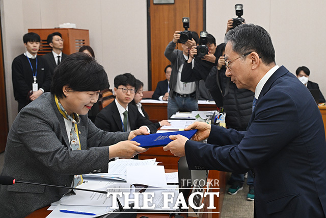 서영교 위원장(왼쪽)에게 선서문 전달하는 정성호 장관.