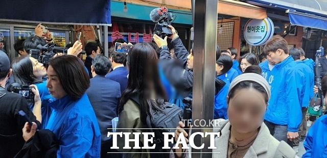 전재수 민주당 의원이 2일 부산 동구 수정전통시장을 방문한 가운데, 유튜버와 출마 예정자, 취재진이 몰리며 시장 일대가 혼잡을 빚었다. /서다빈 기자