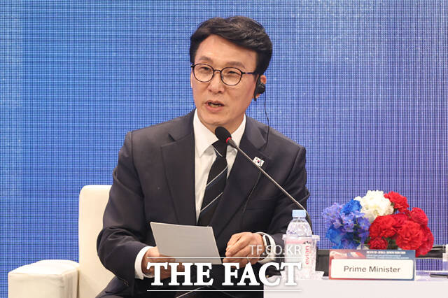 김민석 국무총리와 에마뉘엘 마크롱 프랑스 대통령을 비롯한 주요 경제계 인사들이 3일 서울 여의도 FKI 컨퍼런스센터에서 열린 한-프랑스 경제계 미래대화 폐회식에서 기념촬영을 하고 있다.