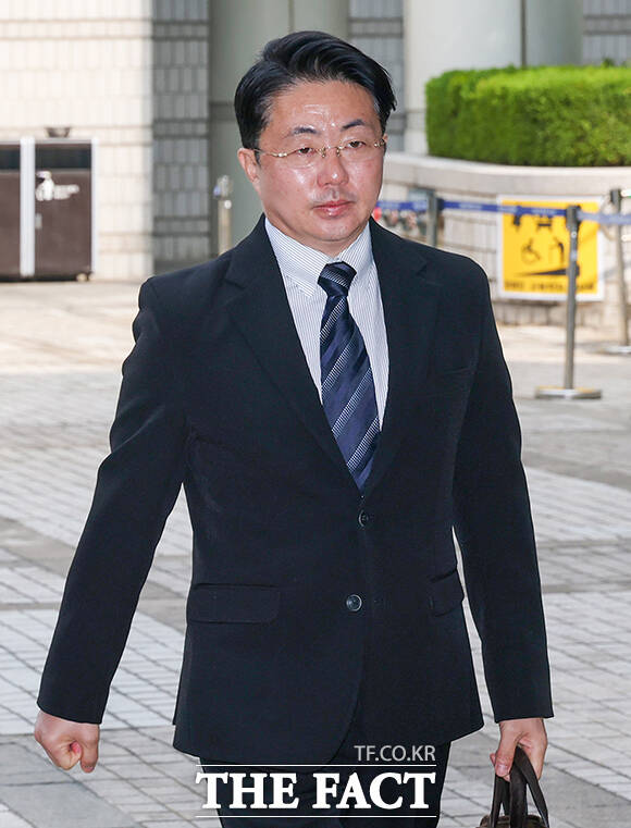 횡령 혐의로 1심에서 무죄와 공소기각을 선고받은 '김건희 집사' 김예성 씨가 3일 서울 서초구 서울고등법원에서 열린 항소심 결심 공판을 마친 뒤 법원을 나서고 있다. /사진공동취재단