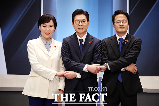 더불어민주당 전현희, 정원오, 박주민 서울시장 예비후보(왼쪽부터)가 3일 오후 서울 여의도 KBS 스튜디오에서 열린 더불어민주당 서울시장 본경선 후보자 2차 합동토론회에서 기념촬영을 하고 있다. /국회사진기자단