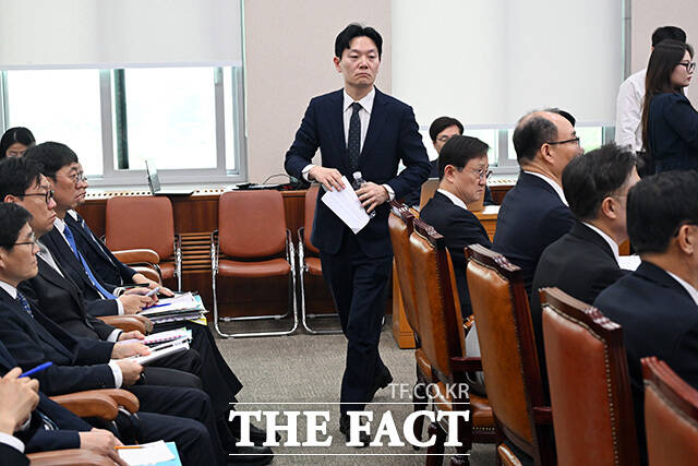국조특위 전체회의 퇴장 후 입장 밝히는 박상용 검사.