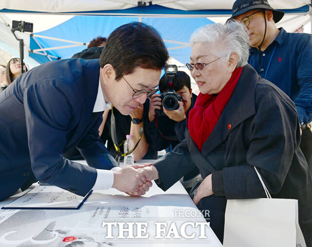 정원오 더불어민주당 서울시장 예비후보가 3일 오후 서울 종로구 송현광장에 마련된 '제주 4.3 제78주년 희생자 추모재'에 참석해 희생자들을 기리며 추모한 뒤 유족을 만나 위로하고 있다.